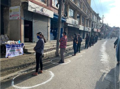 waiting lines with social distancing circles